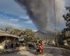 Video. Il vulcano erutta in Indonesia, lanciando palle di fuoco sui villaggi vicini