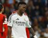 Simulazione ridicola, inno fischiato, panenka… Serata straordinaria di Vinicius contro il Milan