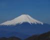 La prima neve mai vista sul Monte Fuji