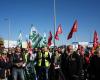 centinaia di manifestanti contro la chiusura delle fabbriche di Cholet e Vannes, insultato il ministro dell'Industria