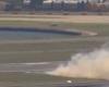 un aereo Qantas costretto ad un atterraggio d’emergenza dopo un guasto al motore, l’aereo ha girato in aria (video)