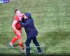 VIDEO. In Italia un allenatore di calcio aggredisce il proprio giocatore espulso