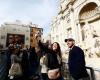 In fase di costruzione, la famosa Fontana di Trevi è ancora visitabile da una passerella