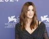 Indossando solo collant sotto il trench, Monica Bellucci alza la temperatura