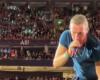 “Sit down there little man”: il frontman dei Coldplay interrompe il suo concerto per aiutare un giovane fan in difficoltà nel pit