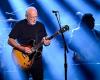 Guarda David Gilmour esibirsi in “Dark and Velvet Nights”