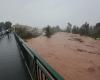 Il fiume Campanillas si colora di rosso: trasporta 157mila litri al secondo e sta per straripare