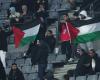 nonostante il divieto, allo Stade de France sono state sventolate bandiere palestinesi