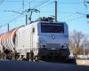 Un treno investe un veicolo fermo ad un passaggio a livello