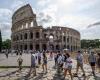 “Non siamo Disneyland”: indignazione a Roma per le battaglie dei “gladiatori” di Airbnb al Colosseo