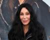 Cher ricorda il giorno in cui John Lennon finì nudo nella piscina della Playboy Mansion