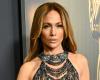 Jennifer Lopez debutta con un audace look semitrasparente sul tappeto rosso