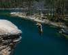 NELLE IMMAGINI. “Nell’aria c’è un momento di divertimento!”, appassionato di cliff jumping, si lancia dalle cascate più belle del mondo