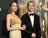 Angelina Jolie cammina sul tappeto rosso con suo figlio Knox, che ha una strana somiglianza con suo padre Brad Pitt