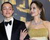 Angelina Jolie sul tappeto rosso con il figlio Knox Jolie-Pitt ai Governors Awards 2024