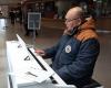 Un pianoforte liberamente accessibile nell’atrio del centro ospedaliero di Pontivy