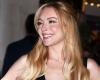 Lindsay Lohan (38 anni) stupisce con la scollatura fino all'ombelico, svela le mutandine in un abito trasparente