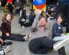 Il principe Harry gioca a sitting volley in Canada con gli studenti delle scuole elementari