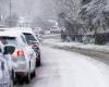 Meteo nel Regno Unito in tempo reale: il caos nei viaggi e la chiusura delle scuole aumentano mentre si prevede che cadano fino a 15 cm di neve in più