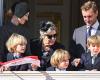 La principessa Carolina nonna felice con i suoi sette nipoti sul balcone del palazzo principesco