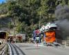 Carino. Un camion prende fuoco sull’autostrada A8, traffico interrotto