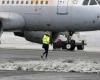 “È incredibile”: aeroporto di Bruxelles fermo per neve, il personale non è riuscito a trovare… lo spazzaneve