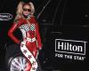 In completo rosso da motociclista, Paris Hilton inaugura il Gran Premio di Las Vegas