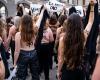 Le attiviste Femen manifestano davanti alla piramide del Louvre