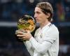 Pallone d’Oro: incredibile! Luka Modrić si separa dal suo trofeo e lo invia a… (foto)