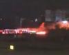 VIDEO. Il motore prende fuoco durante l’atterraggio: immagini spettacolari dell’evacuazione di un aereo russo in fiamme