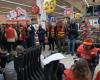 più di 150 persone manifestano contro la chiusura di Auchan