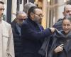 Con i suoi due figli e con indosso i pantaloni “Chi decide la guerra”? Le foto di Mohammed VI a Parigi suscitano reazioni in Marocco