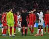 FC Bayern – Bayer Leverkusen: i tifosi si stanno rompendo il colletto per questa scena