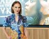 In un miniabito di paillettes Schiaparelli, Natalie Portman brilla come non mai