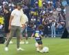 Edinson Cavani e il tenero momento in cui gioca con i suoi figli a La Bombonera dopo non aver potuto essere presente a Boca Junior-Independiente