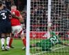 Emiliano Martinez passa da eroe a zero mentre il gol all’ultimo respiro vede il Nottingham Forest scavalcare il Manchester City