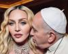 “Inappropriato”: Madonna divide Internet condividendo foto di lingerie falsa con il Papa