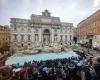 La Fontana di Trevi riapre e attira turisti