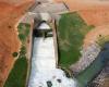 Esclusivo. Visto dal cielo, come l'autostrada sull'acqua Oued Sebou trasforma l'intero paesaggio sul suo percorso