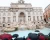 Tutto pulito, riapre la Fontana di Trevi a Roma con accesso limitato ai turisti