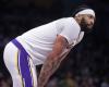 “Spero che l'infortunio non sia poi così grave”: i fan pregano per Anthony Davis dopo che l'uscita anticipata della stella dei Lakers contro i Warriors ha rovinato il loro Natale