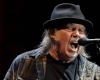 Neil Young si ritira dalla line-up del festival di Glastonbury e denuncia l’intervento della BBC