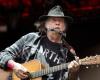 Neil Young rifugge dal festival inglese di Glastonbury che accusa di essere nelle mani della BBC