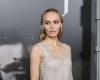 Lily-Rose Depp “traumatizzata” da un film del padre, per non rivederlo mai più