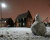 Gli aeroporti – tra cui Manchester e Liverpool – chiudono le piste mentre neve e pioggia gelata colpiscono la Gran Bretagna