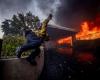 Un incendio trasportato da venti violenti semina panico e paura alla periferia di Los Angeles