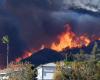 A Los Angeles è scoppiato un imponente incendio sulle colline che rappresenta un “pericolo mortale”