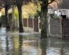 residenti di una casa di cura evacuati su barche a Gournay-en-Bray