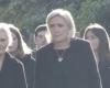 Marine Le Pen, il volto segnato e circondata dai figli e dalla sorella Marie-Caroline all’arrivo in chiesa