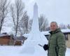 Jean-Marie Laliberté scolpisce nella neve la Torre Eiffel e i suoi anelli olimpici